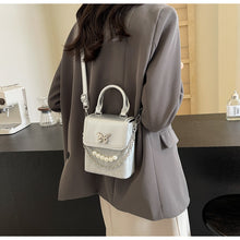 將圖片載入圖庫檢視器 BQX6113銀色手提包包女夏天2024新款潮時尚小眾設計小方包網紅蝴蝶手機包