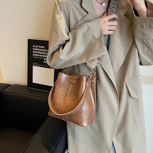BQH9119今年流行水桶包包女2024新款春夏小眾設計時尚寬帶單肩斜挎手提包