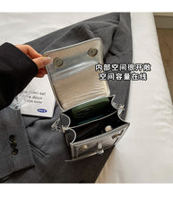 將圖片載入圖庫檢視器 BYMM0128夏季新款小包包女2024今年流行銀色手機包時尚洋氣百搭質感斜挎包