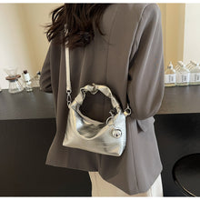 將圖片載入圖庫檢視器 BYD7001銀色手提包包女夏天2024新款潮小眾設計時尚斜挎包質感上班小拎包