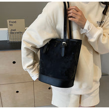 將圖片載入圖庫檢視器 BYD853今年流行春夏季單肩通勤包包女2024新款時尚撞色水桶包氣質手提包
