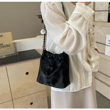画像をギャラリービューアに読み込む, BXQD 6608小眾腋下包包女士2024新款潮時尚水桶包銀色百搭斜挎包新中式包包