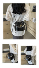 將圖片載入圖庫檢視器 BJC9877簡約銀色小包包女2024夏季新款菱格鏈條手提包時尚洋氣斜挎水桶包