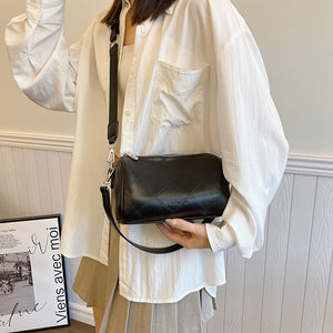 B5820026今年流行波士頓包包女2024新款時尚寬帶斜挎包小眾設計腋下枕頭包