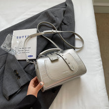 將圖片載入圖庫檢視器 BJC9875今年流行波士頓包包女2024新款小眾銀色斜挎包時尚夏季手提枕頭包