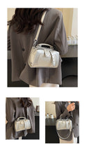將圖片載入圖庫檢視器 BJC9875今年流行波士頓包包女2024新款小眾銀色斜挎包時尚夏季手提枕頭包