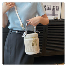 將圖片載入圖庫檢視器 BBWYP8012今年流行包包女包2024新款小眾設計泰國斜挎包編織草編手提水桶包
